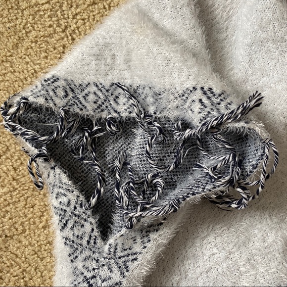 Maccine Shawl/Poncho - Picture 6 of 8